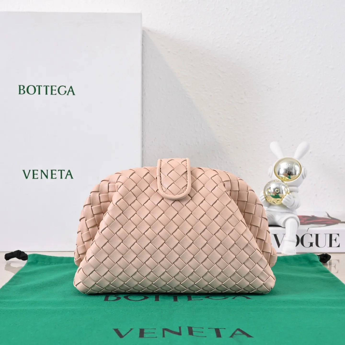 Batch 1880 BOTTEGA VENETA LAUREN 1980 small clutch bag is new! The small size that many people are squatting on is finally here. The self-adjustable zipper is a highlight of this bag. After being removed, it can be used as a handbag for important occasions. One bag unlocks two carrying methods at the same time. It is practical and has a unique sense of structure and beautiful lines. It is more elegant than a small cloud. It is a tribute to the classics and the pursuit of modernity. Style number: 4038 Size: 27*15*8cm
